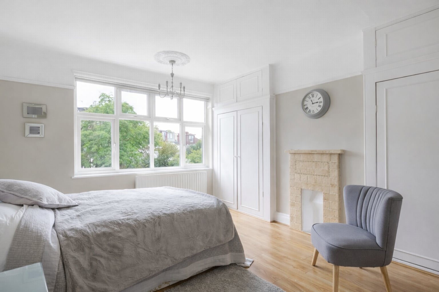 Second bedroom with a fireplace at Cleveland Park, W13